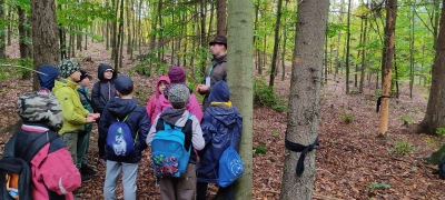 Pod Týčským vrchem se děti vzdělávaly o lese